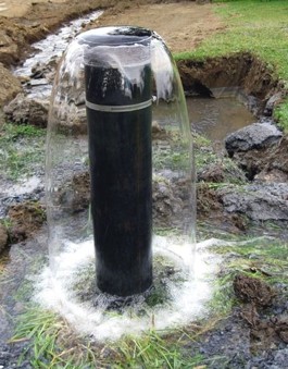 Откачка воды из скважины с помощью насоса или илососа